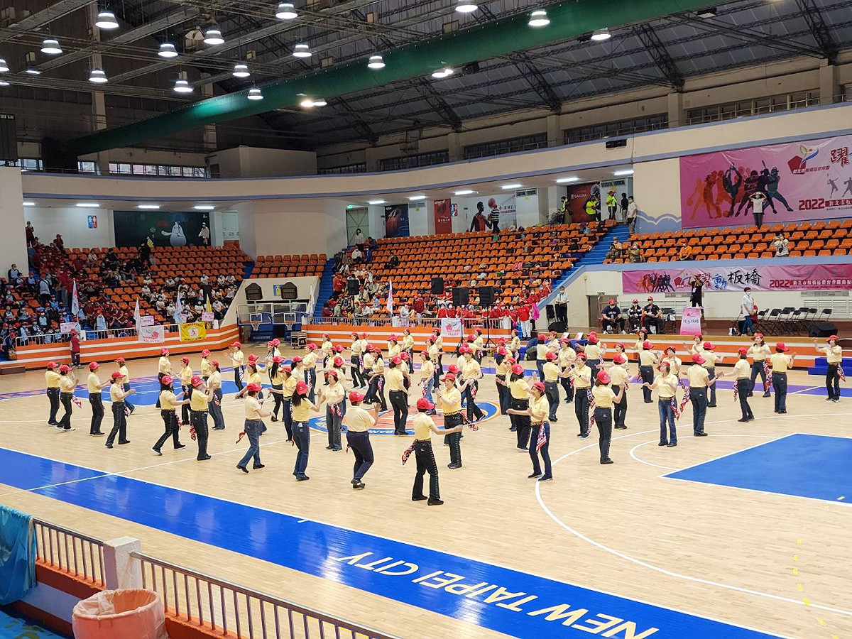今(111)年的「2022躍動板橋運動大會」16日在板橋體育館熱情展開，雖然天空綿綿細雨，仍不減民眾參與的熱情。 圖：周勝考辦公室提供