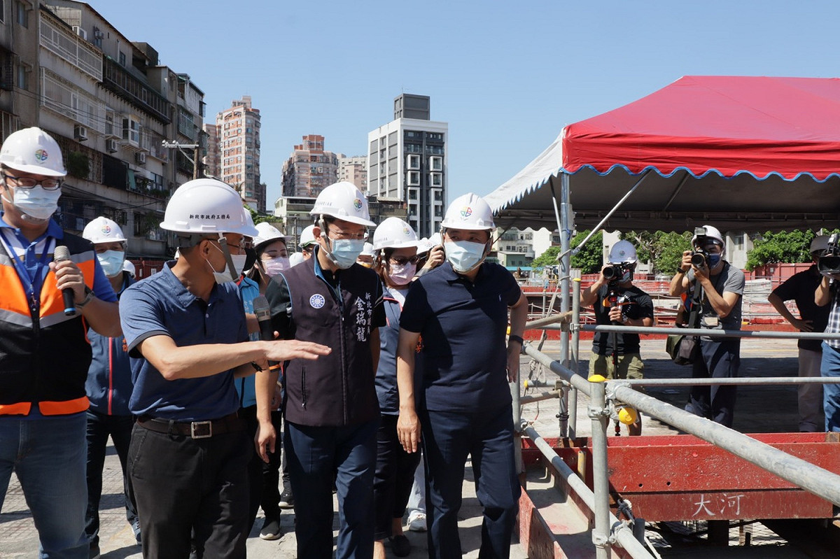 此建案大樓原定今年5月完工，後延期至今年8月，又因疫情、缺工缺料等因素影響下，完工時間再往後展延，復經新北市議員金瑞龍爭取下，提早在今年底完工啟用。 圖：金瑞龍辦公室提供