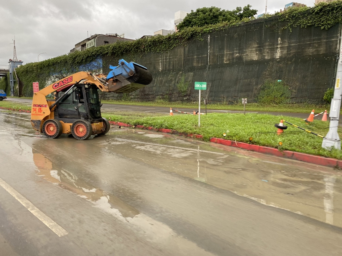 堤外道路泥沙淤積清洗排除。 圖：新北市高灘處提供