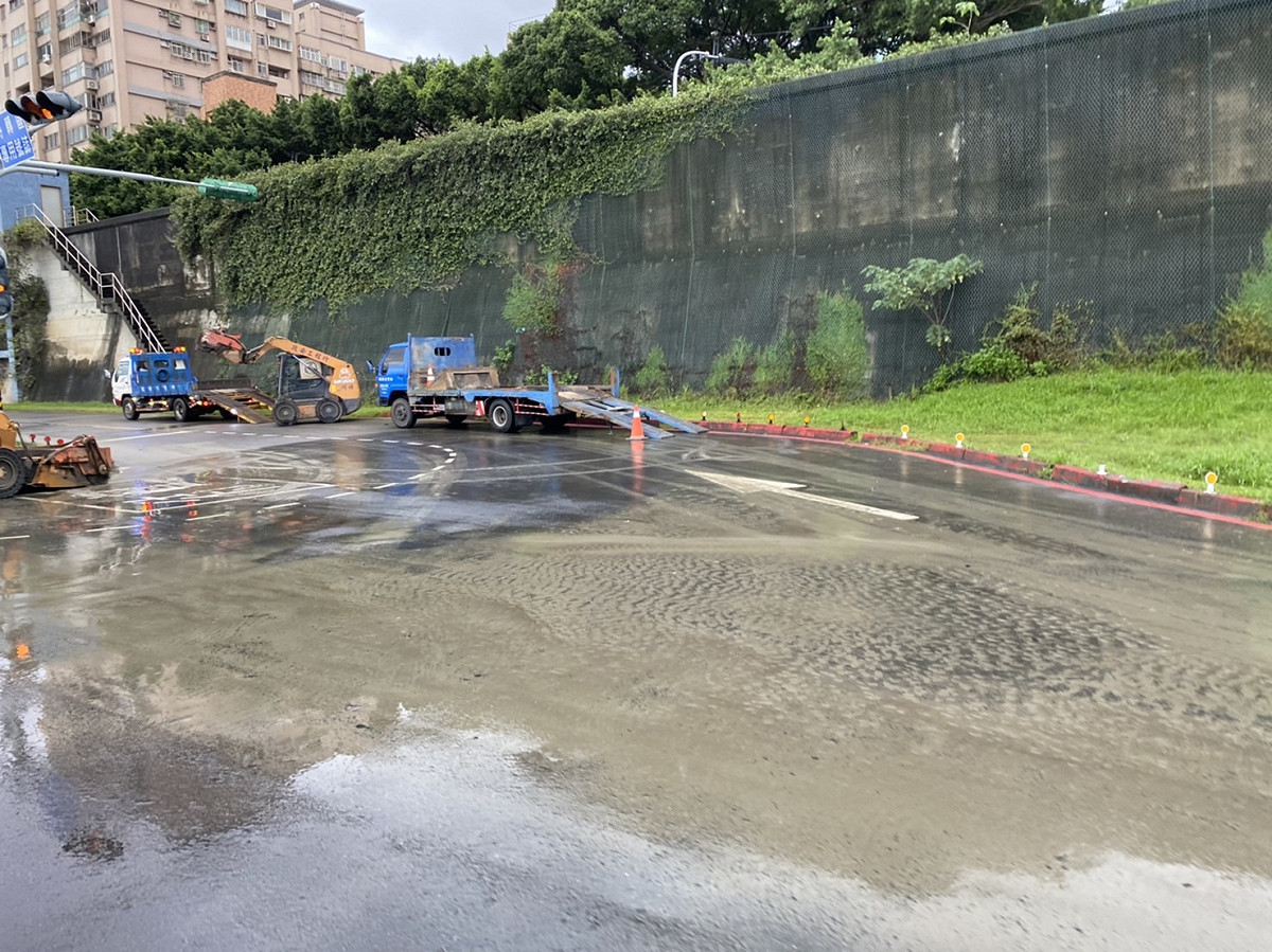 機具全力動員加速排除淤泥、垃圾，儘早恢復往來交通。 圖：新北市高灘處提供