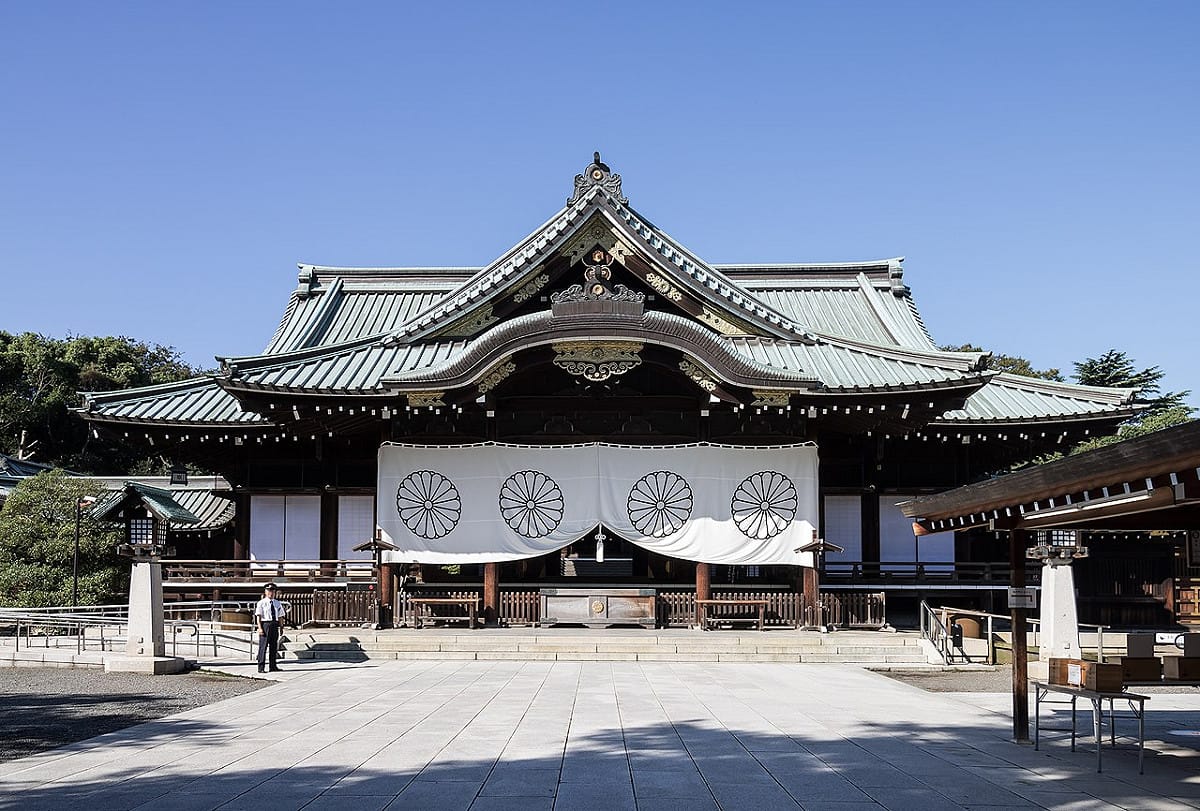 日本靖國神社春季例行大祭，首相岸田文雄以「內閣總理大臣」名義供奉「真榊」供品。圖為2022年秋季大典。 圖：翻攝@newchinanet推特(資料照片)