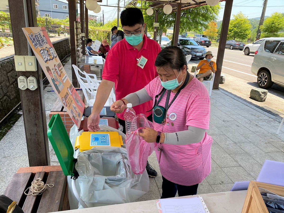 民眾於活動期間攜帶3個以上資源回收物到現場，落實正確回收，即可限量兌換好禮。 圖：新北市環保局提供