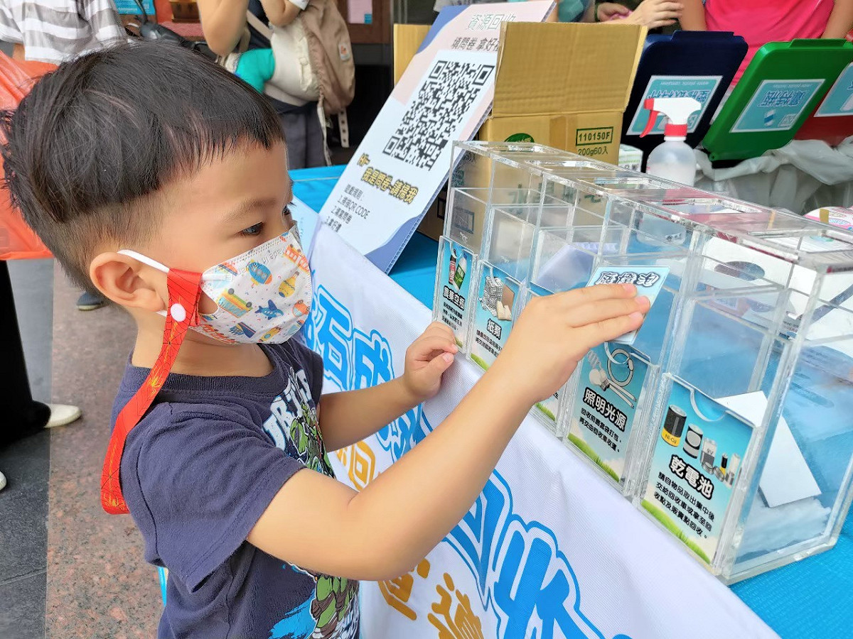 藉由資源回收宣導活動，建立民眾正確回收的觀念。 圖：新北市環保局提供