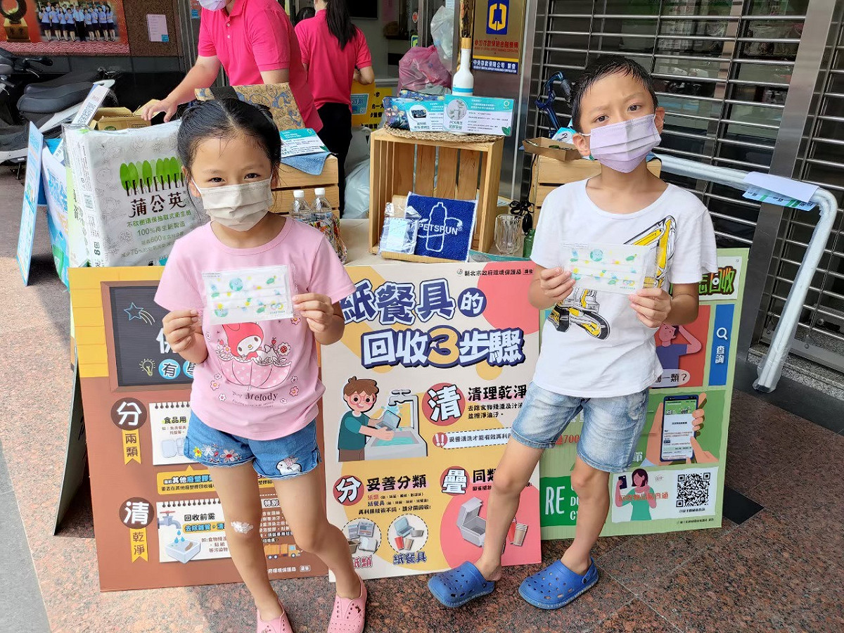 攜帶3個以上資源回收物到現場，即可限量兌換各種環保生活好物。 圖：新北市環保局提供