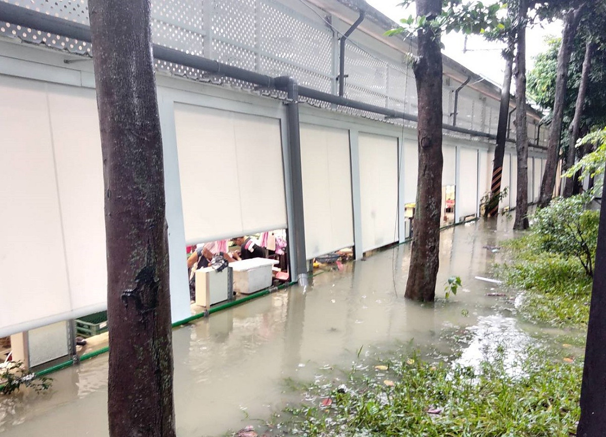 新北市府表示，樹林保安市場2022年10月16日積水一案為臨側公園水溝排水不及溢流至市場，當下已立刻抽除積水，今(17)日進行清淤，並將辦理會勘釐清原因。 圖：新北市市場處提供