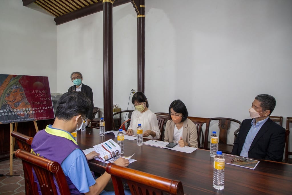 文化部文化資產局長陳濟民向立法院教育及文化委員會召委陳秀寳、立委王婉諭、文化部長李永得、文史工作者及當地居民等，說明鹿港龍山寺彩繪修護計畫施工狀況。 圖：文化部提供
