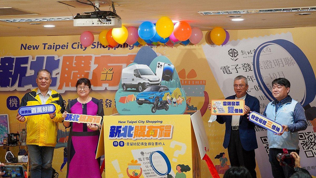與會貴賓合影（左起：新北市商圈聯合會理事長黃建強、經發局長何怡明、新北市商業會副理事長許丁輝、新北市產業觀光促進發展協會理事長洪啟峰），共同提振經濟發展。 圖：新北市經發局提供