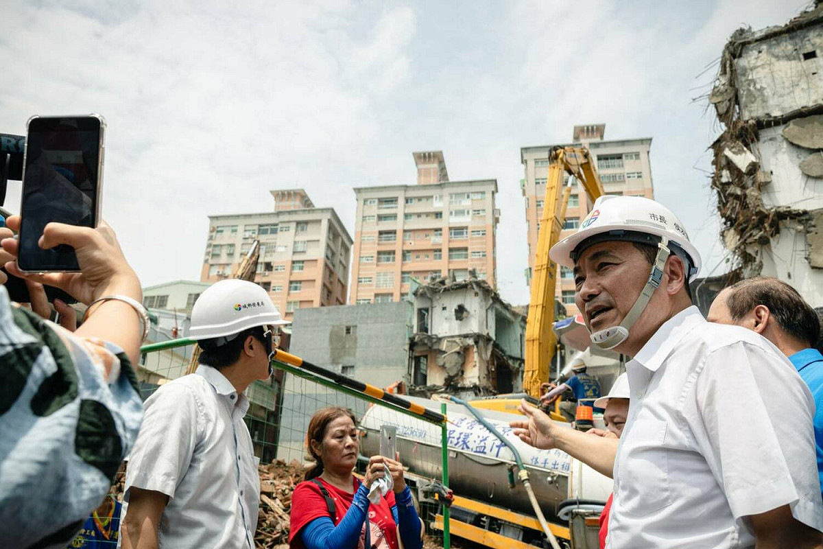 侯友宜上任後推動「都更三箭」政策，近四年多元都更核准案超過775件並穩定成長，圖為市長視察五股西雲路海砂屋拆除狀況。 圖：新北市城鄉局提供