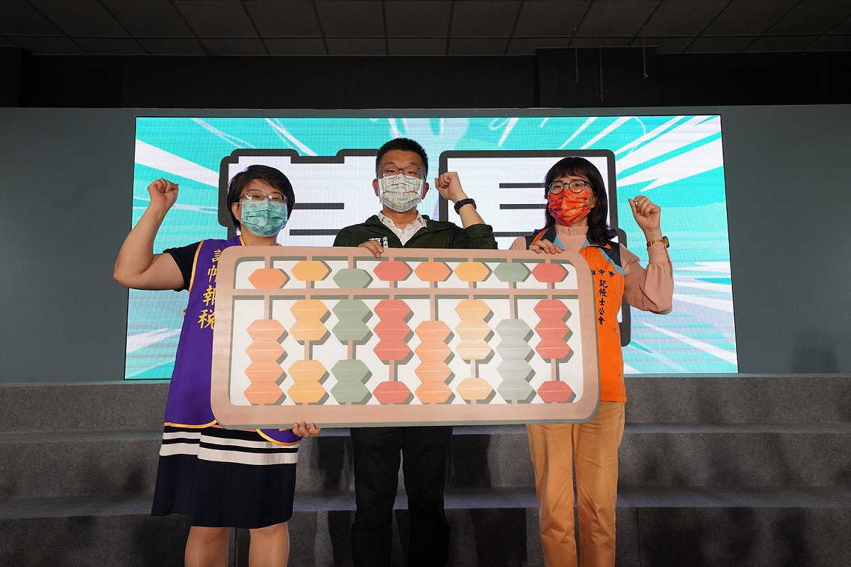 後援會贈送代表記帳士的算盤給蔡其昌，算盤數字「52730303」，象徵我愛其昌、凍蒜凍蒜，要共同力拚讓台中重返榮耀。 蔡其昌競選總部/提供