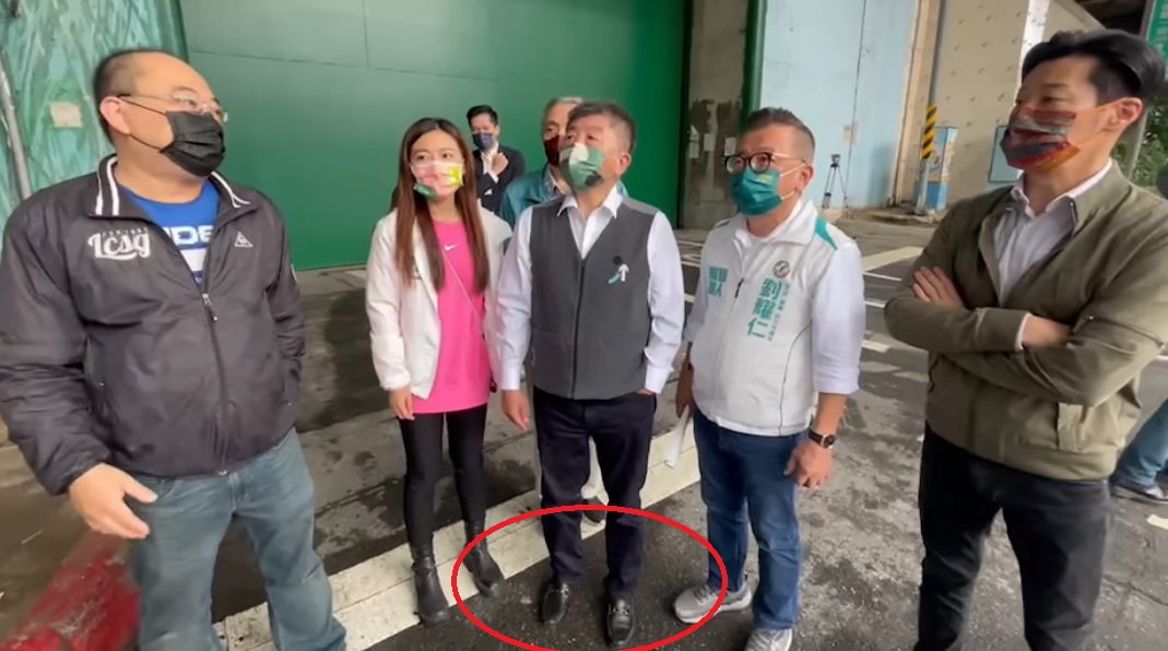 陳時中勘災時穿著皮鞋與蔣萬安、黃珊珊形成對比， 圖：翻攝自羅旺哲的新聞觀察室