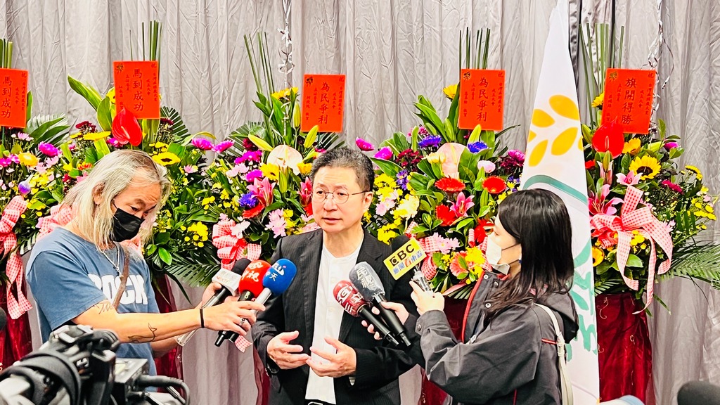 郭璽(中)歡迎馬文君來告。 圖：台灣麻將最大黨提供（資料照）