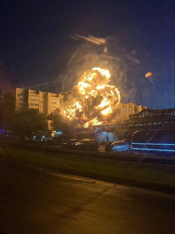 一架俄軍蘇愷34（SU-34）戰機墜毀在俄羅斯城鎮，造成至少3人死亡、19人受傷送醫。 圖：翻攝推特