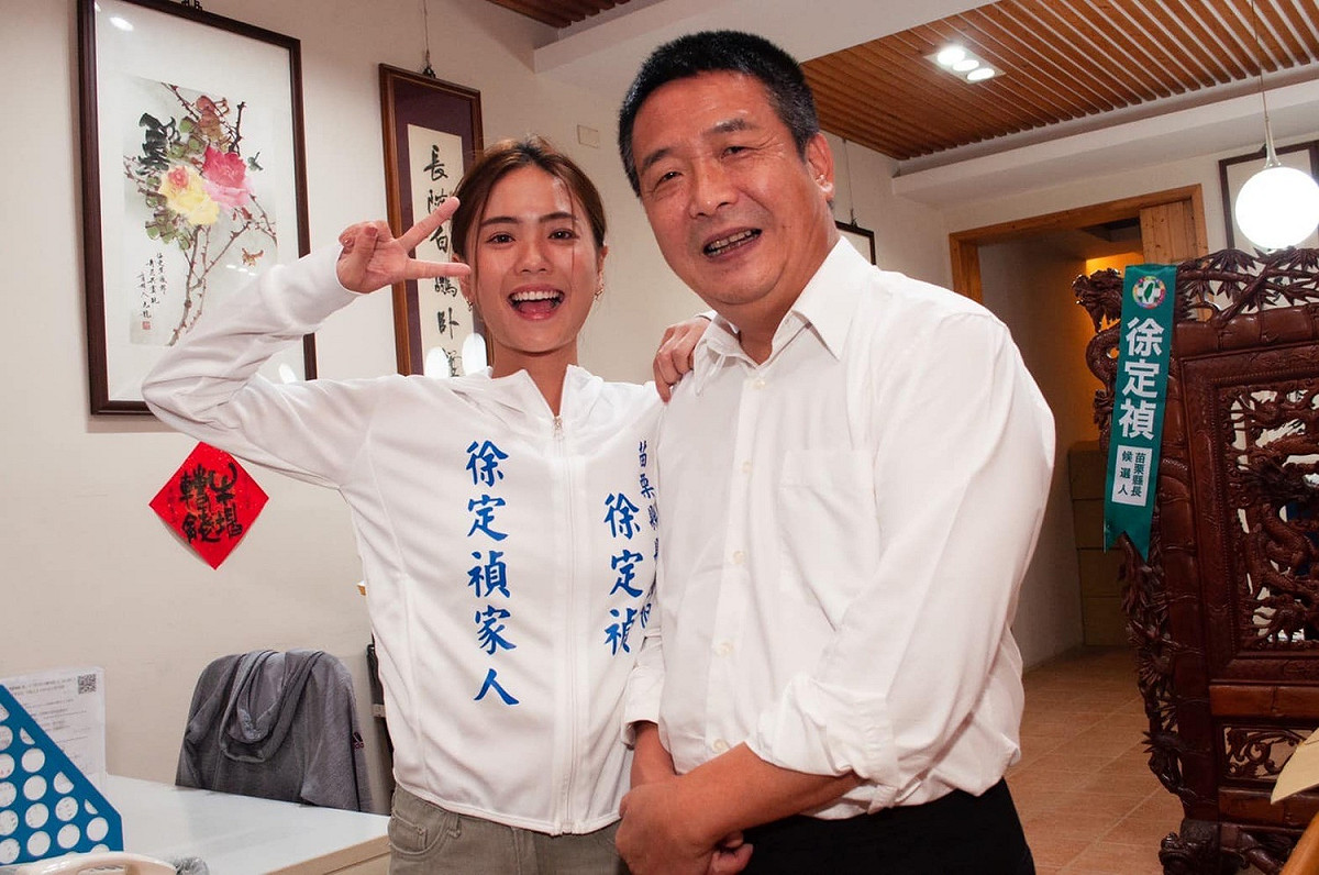 民進黨苗栗縣長參選人徐定禎（右）遭對手酸現金存款只有27萬元，誰敢把女兒嫁到他家，但徐定禎表示女兒幸福才是最重要的，左為他的辣模女兒里唯。 圖：翻攝自徐定禎臉書