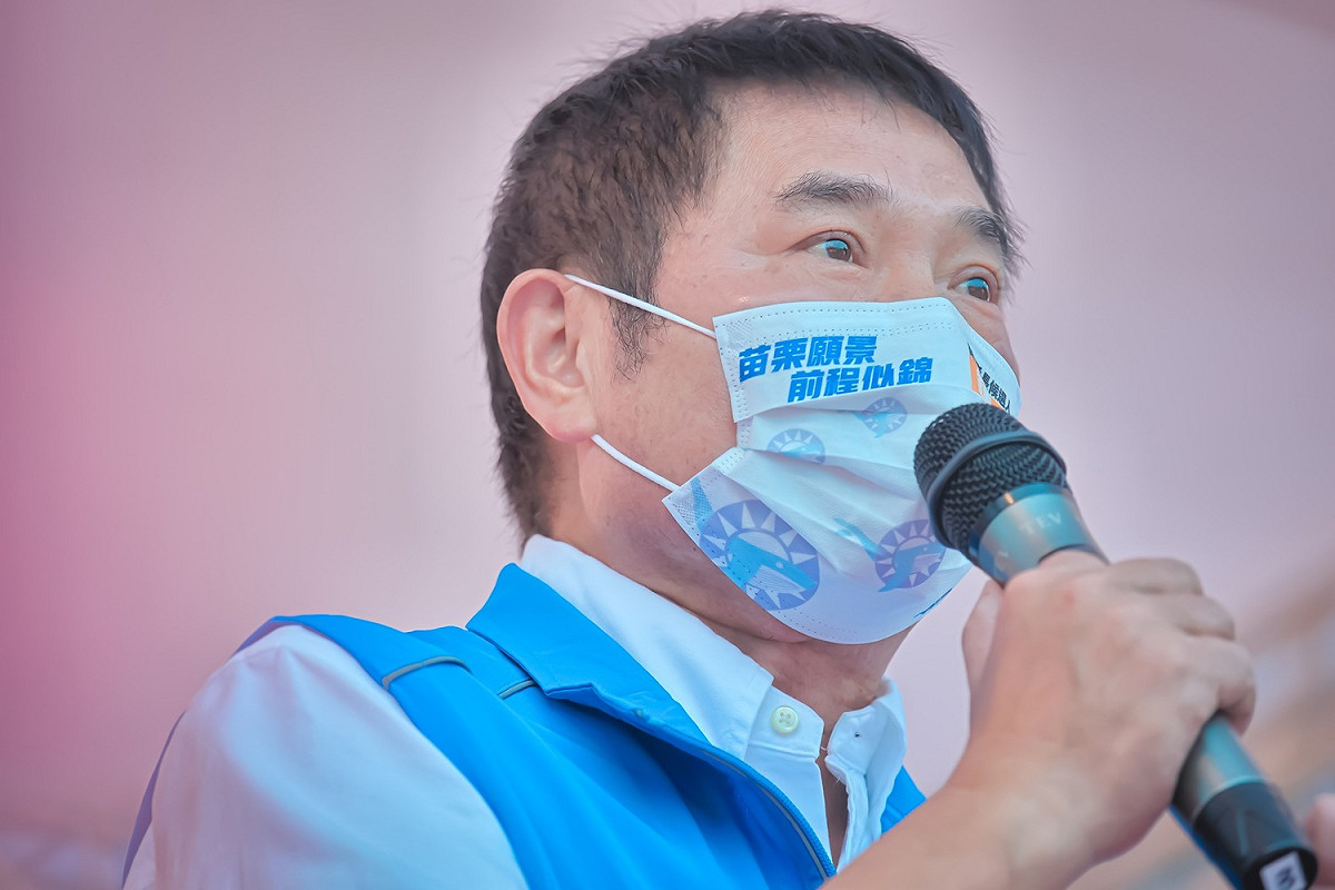 無黨籍苗栗縣長參選人鍾東錦稱自己的上億財產就是自己的後盾，卻被網友質疑看不起存款少的人。 圖：翻攝自鍾東錦臉書