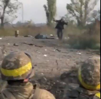 在前線的俄軍直接走向烏克蘭武裝部隊、高舉雙手投降。 圖：翻攝自推特