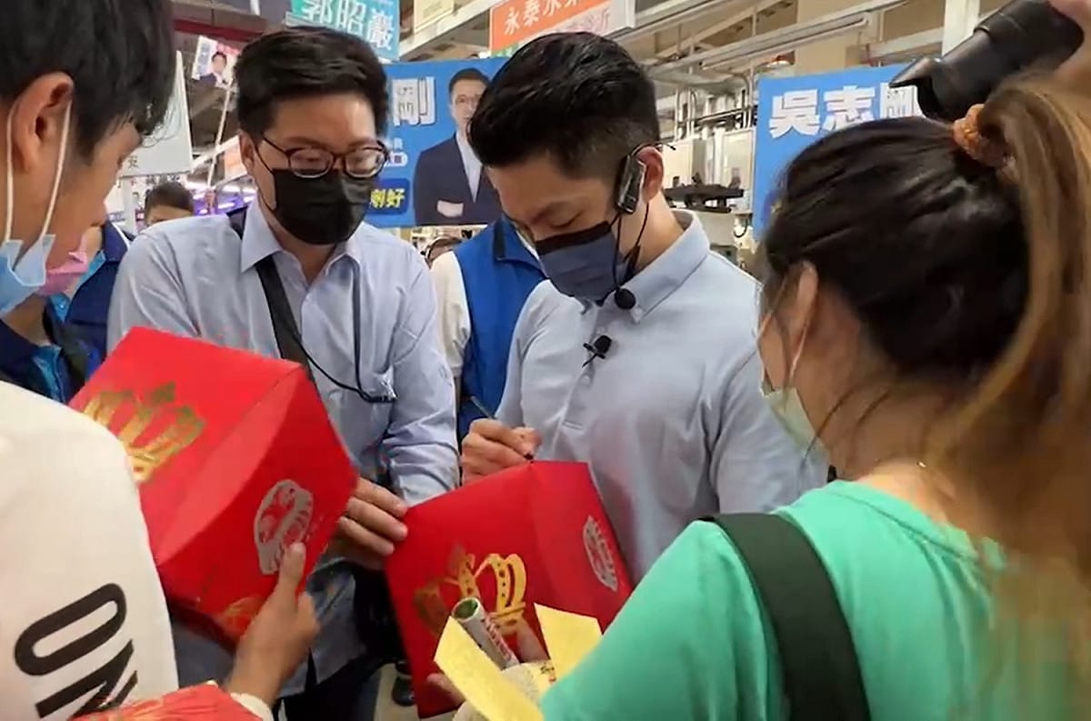 國民黨台北市長參選人蔣萬安拜會台北市第一果菜市場與魚市場。 圖：蔣萬安競選辦公室/提供