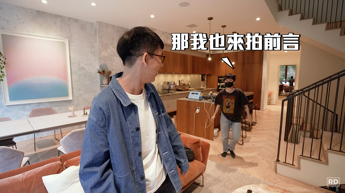 阿滴還為同行兩位好友買單，讓HOOK驚喜直呼「真的假的！」 圖：翻攝自阿滴YT頻道