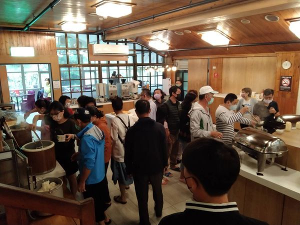 位處北橫公路的宜蘭明池山莊，因聯外道路坍方，造成逾300名員工、遊客滯留山區。 圖／翻攝畫面