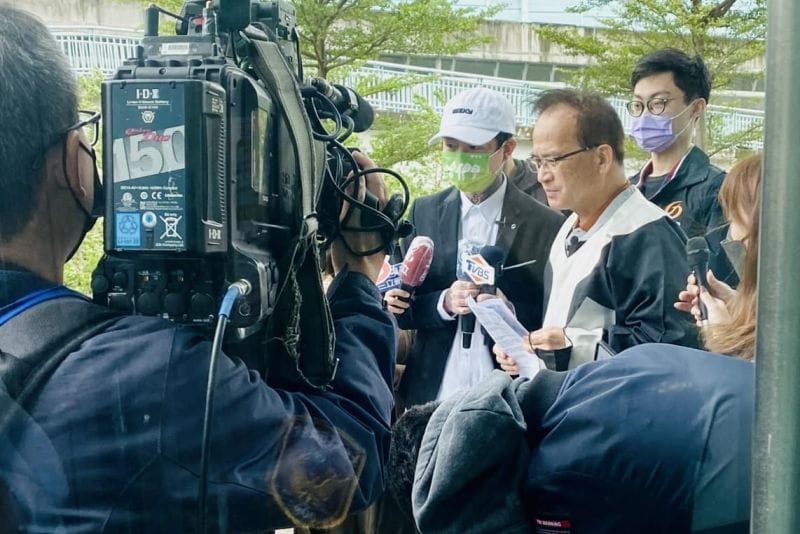 謝和弦今（18）日攜妻子莉婭，在台北市長候選人蘇煥智律師陪同下到台北高等行政法院遞狀申訴，要爭取參選資格，並向中選會提出陳情。 圖／翻攝自謝和弦臉書