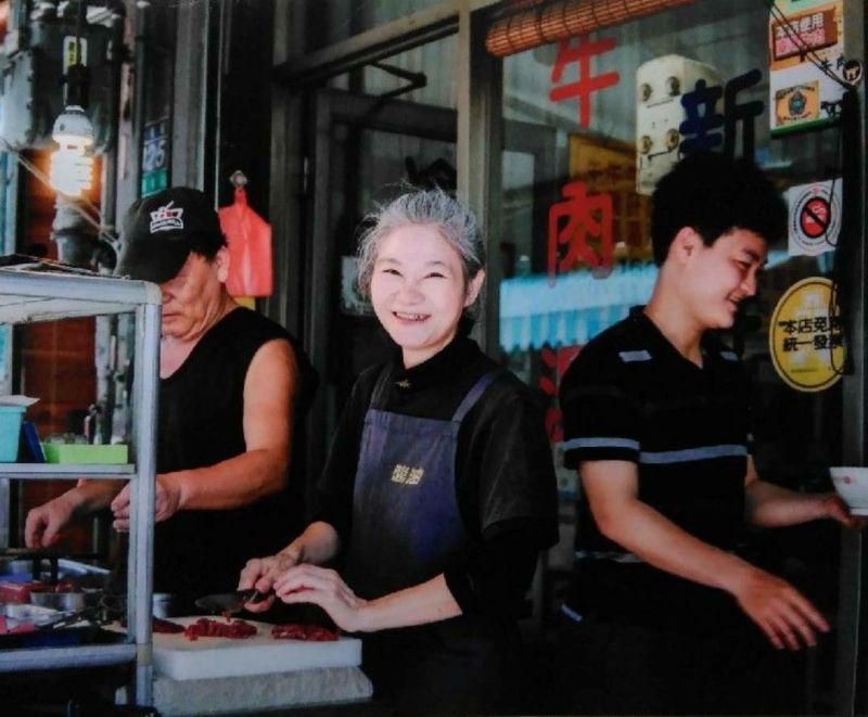 台南「康樂街牛肉湯」一度貼出紅條頂讓，經家人討論已公告「不收了」會繼續營業。 圖／翻攝自康樂街牛肉湯FB