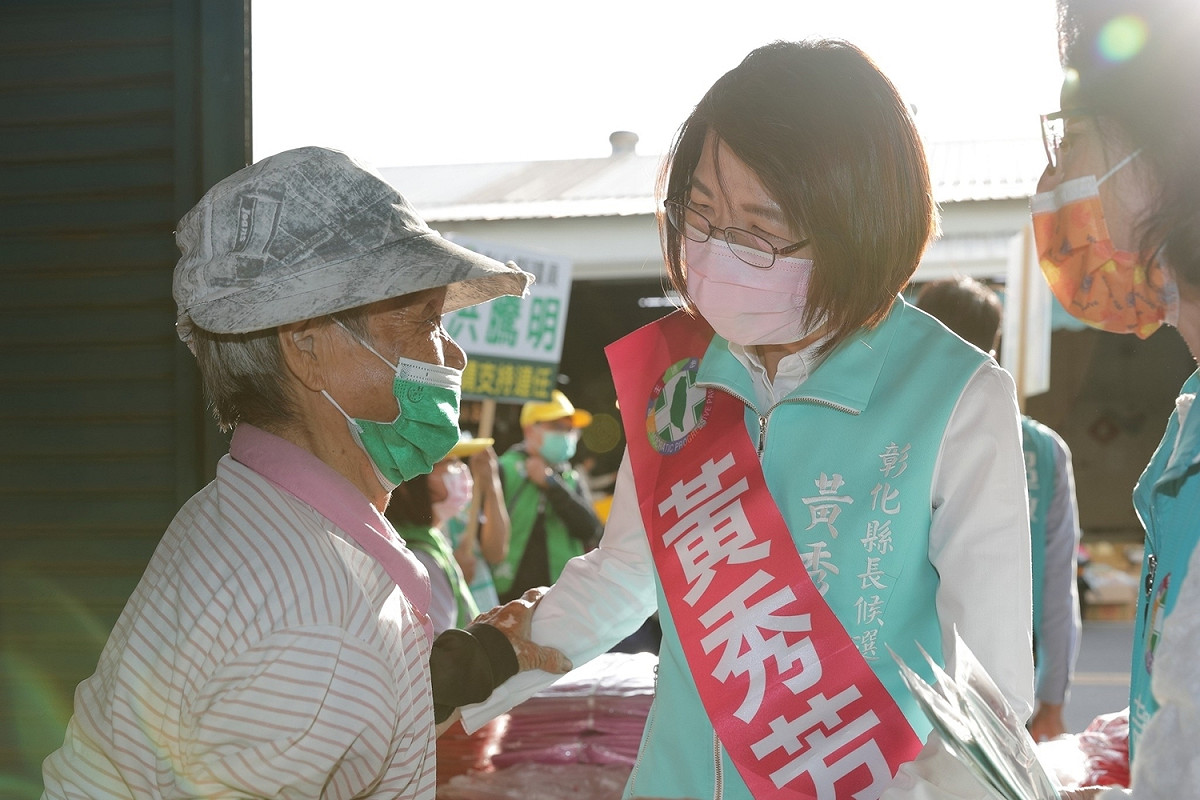 黃秀芳到二林鎮掃街拜票，親切地向選民問候。 黃秀芳競選總部/提供