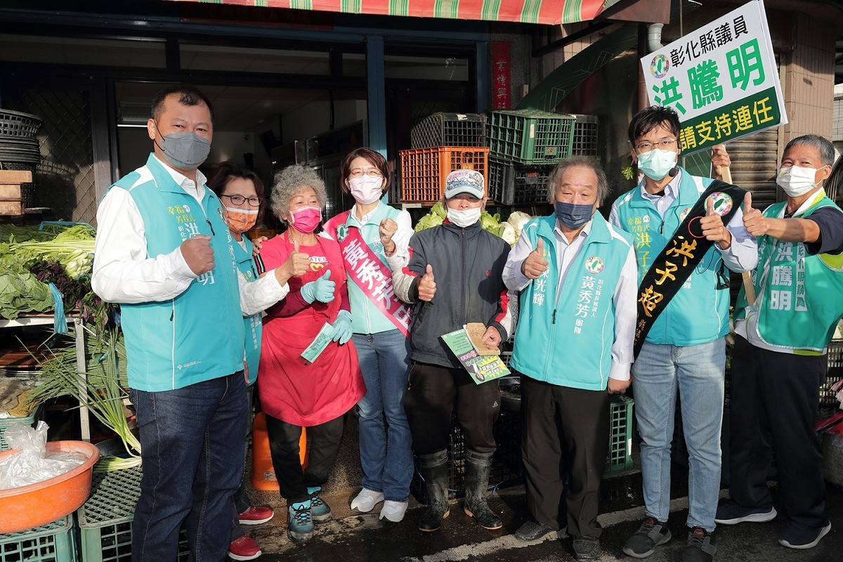 黃秀芳由黨籍候選人陪同到二林鎮掃街拜票。 黃秀芳競選總部/提供