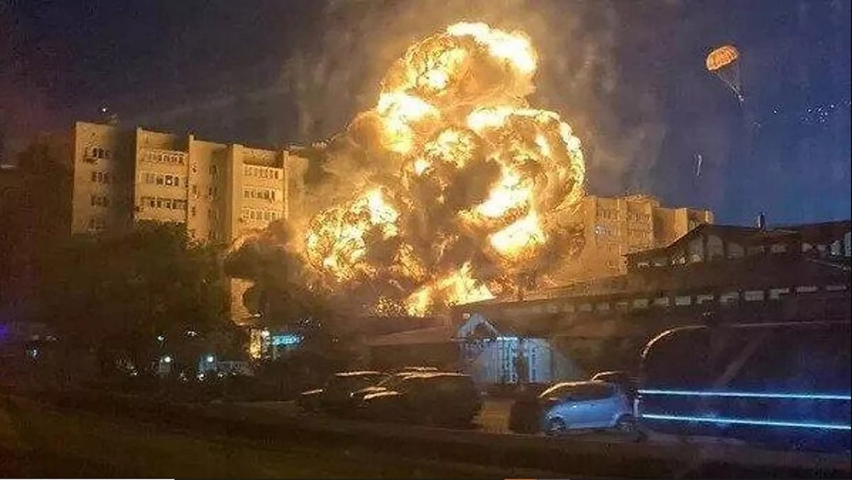 俄軍蘇愷34（SU-34）戰機失事墜毀時烈焰吞沒一棟住宅大樓，造成14死，包含3名小孩。 圖：翻攝Sputnik