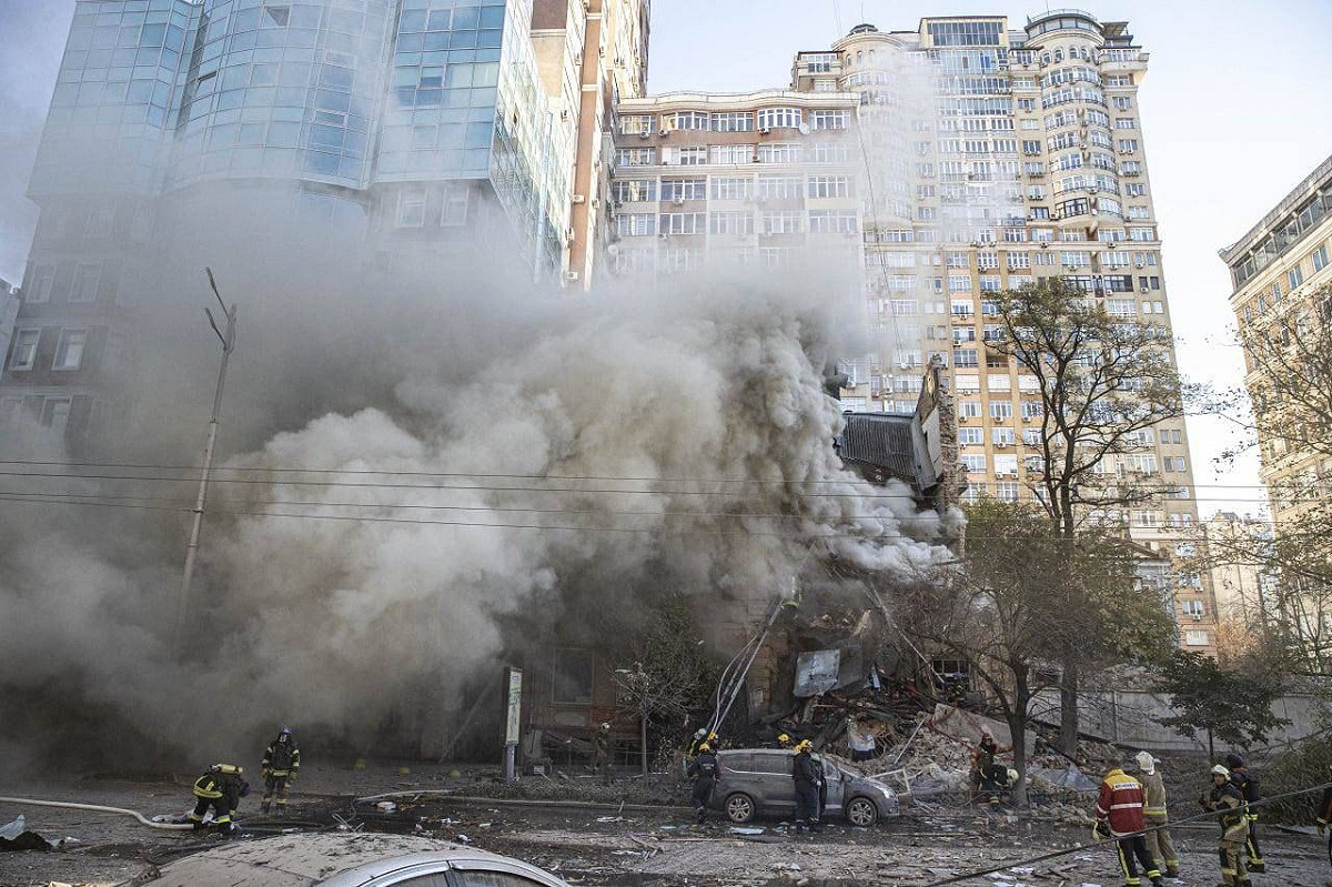在當地時間 18 日，基輔再次發生爆炸，傑斯尼揚區有重要能源設施遭襲。 圖：翻攝自推特