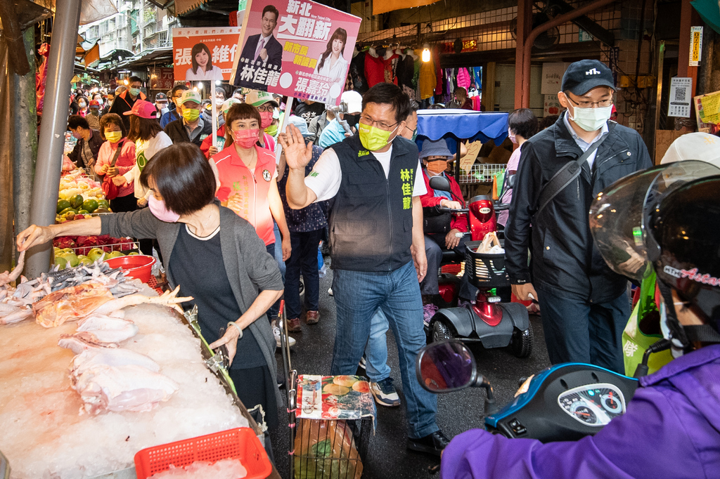 林佳龍今天一早到新北中和勝利市場掃街。 圖：林佳龍競辦提供