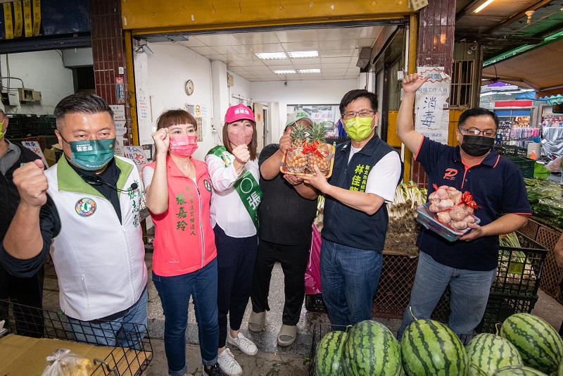 沿途受到攤商和民眾熱烈歡迎，也有人送上菜頭、蔥蒜，要預祝林佳龍鴻運當頭、高票當選。 圖：林競辦/提供