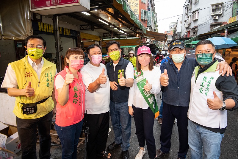 今(18)日一早民進黨新北市長候選人林佳龍，在立法委員江永昌、市議員張志豪、張維倩，議員候選人張嘉玲陪同下，來到中和勝利市場掃街。 圖：林競辦/提供