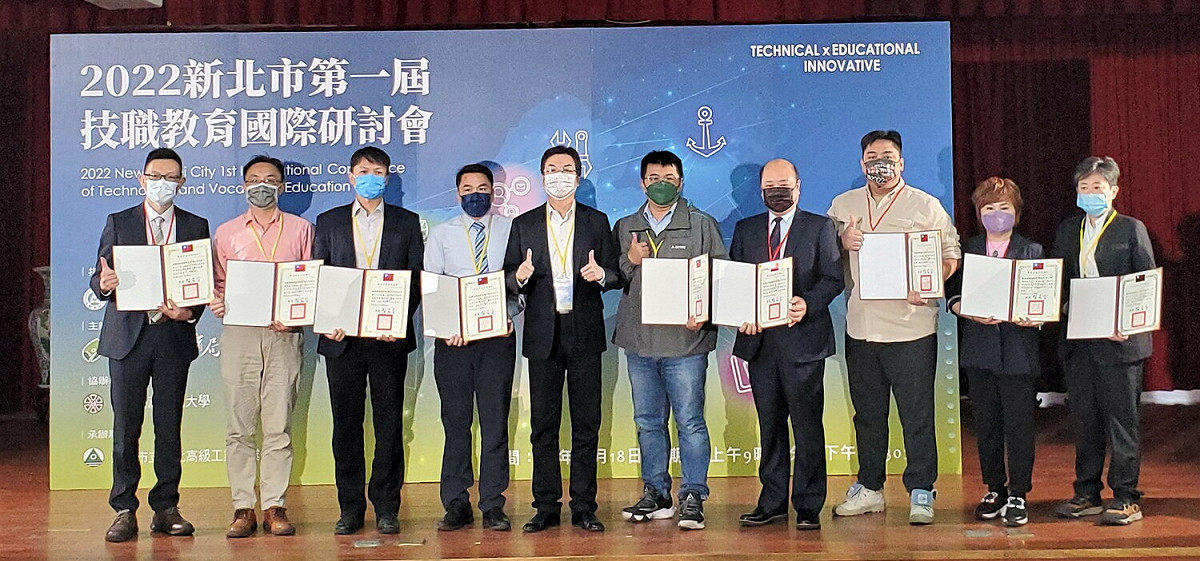 劉和然（左5）頒發產學攜手感謝狀。 圖：新北市教育局/提供