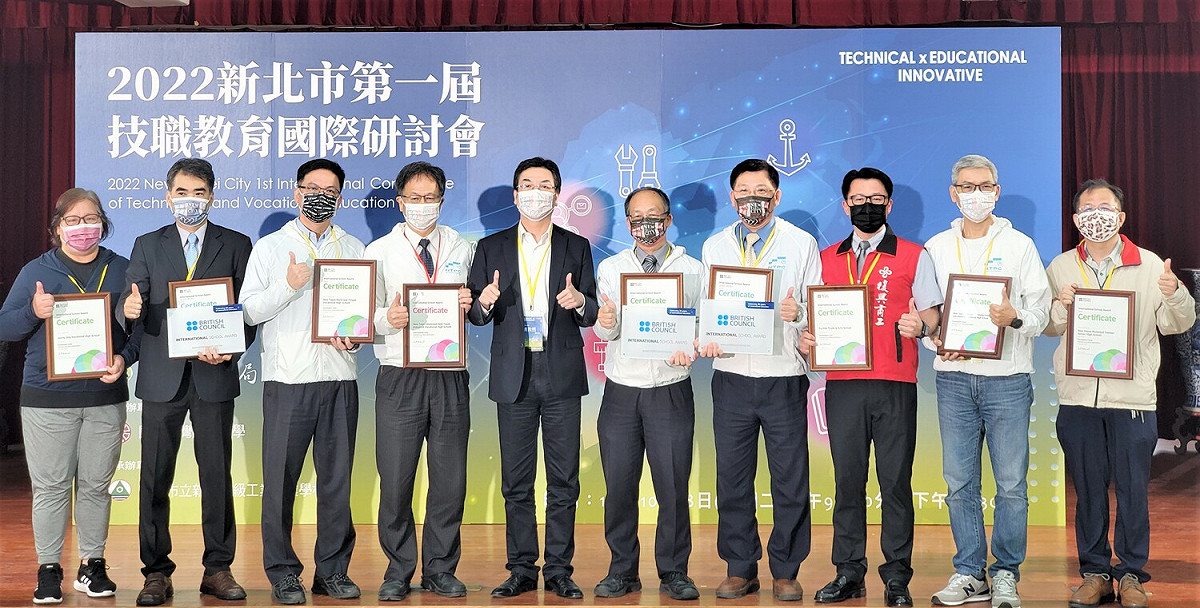 劉和然（左5）頒發國際學校獎(ISA)獎項。 圖：新北市教育局/提供