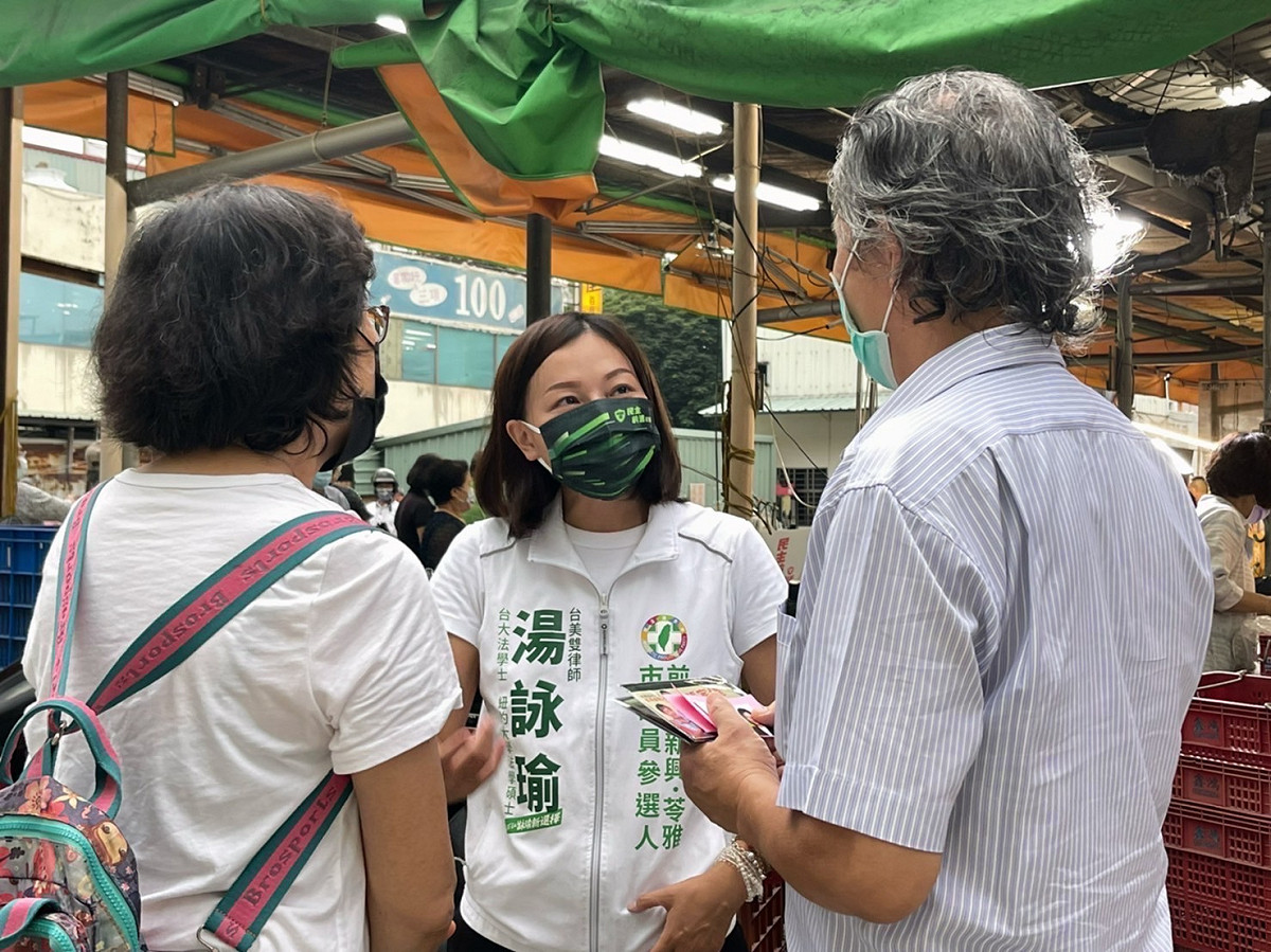 湯詠瑜(中)要王鴻薇公開致歉民主前輩。 圖：湯詠瑜提供