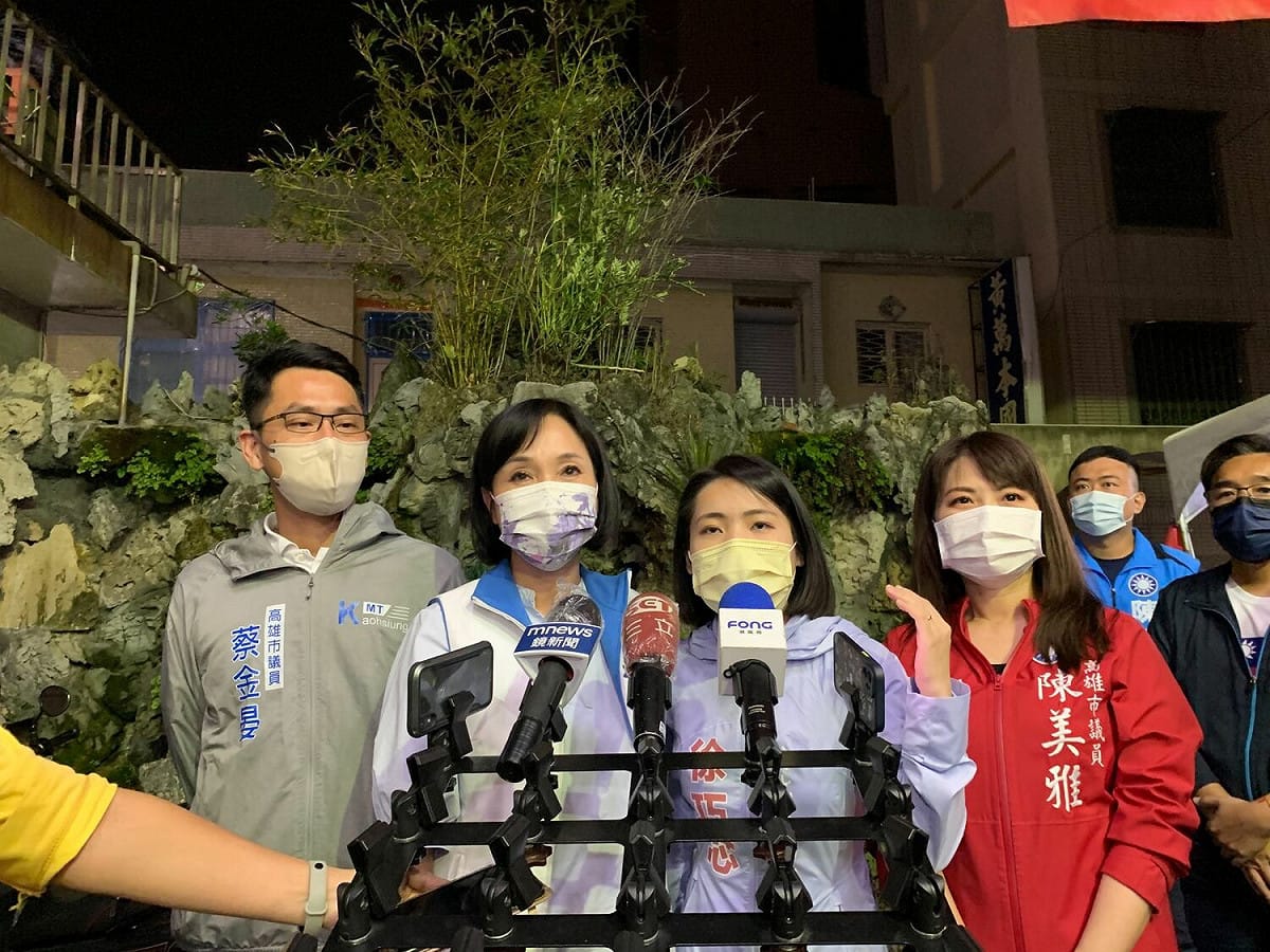 柯志恩(左二)、徐巧芯(右二)分別發表對陳其邁公費生的看法。  圖：柯志恩競辦提供