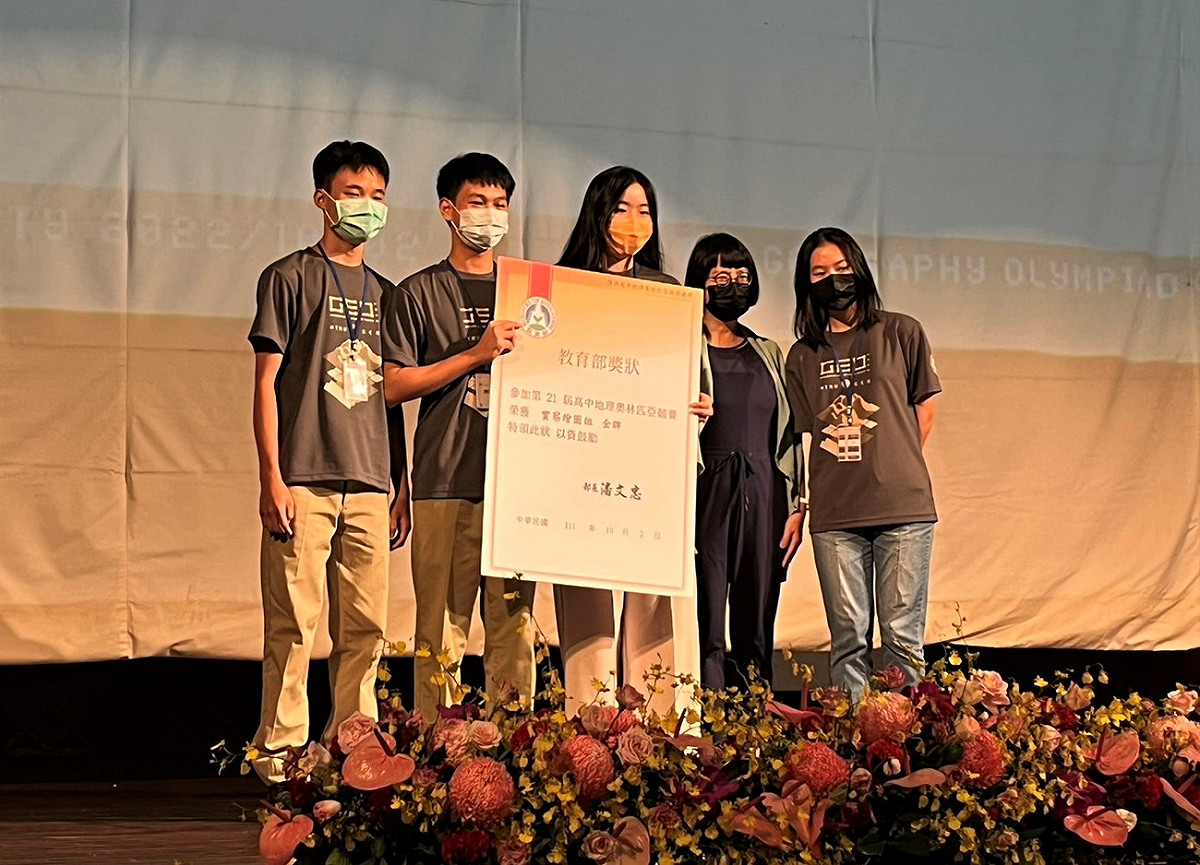 康橋高中-實察繪圖組同學林郁珊（左三）李知穎（右1）榮獲金牌。 圖：新北市教育局提供