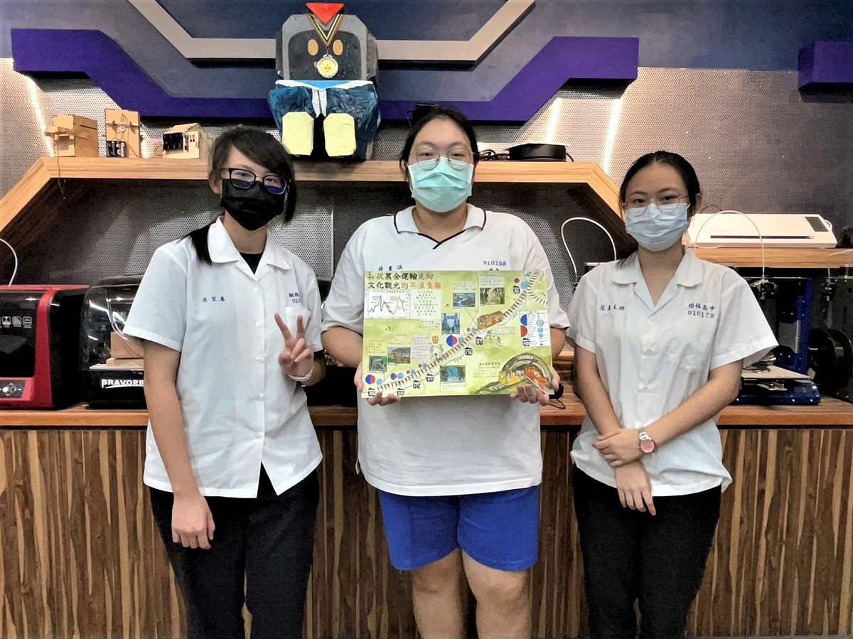 樹林高中同學（左至右）侯宜蓁、楊書涵、范姜又琳榮獲銅牌。 圖：新北市教育局提供