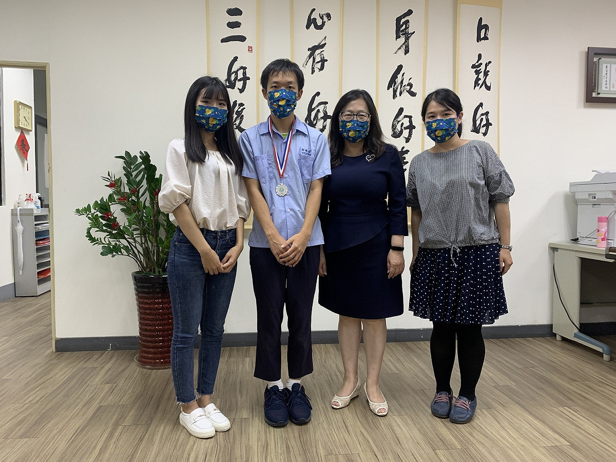 板橋高中同學魏翊翔榮獲銀牌。（左起）老師劉姿含、同學魏翊翔、校長賴春錦、老師呂唯鈺 圖：新北市教育局提供