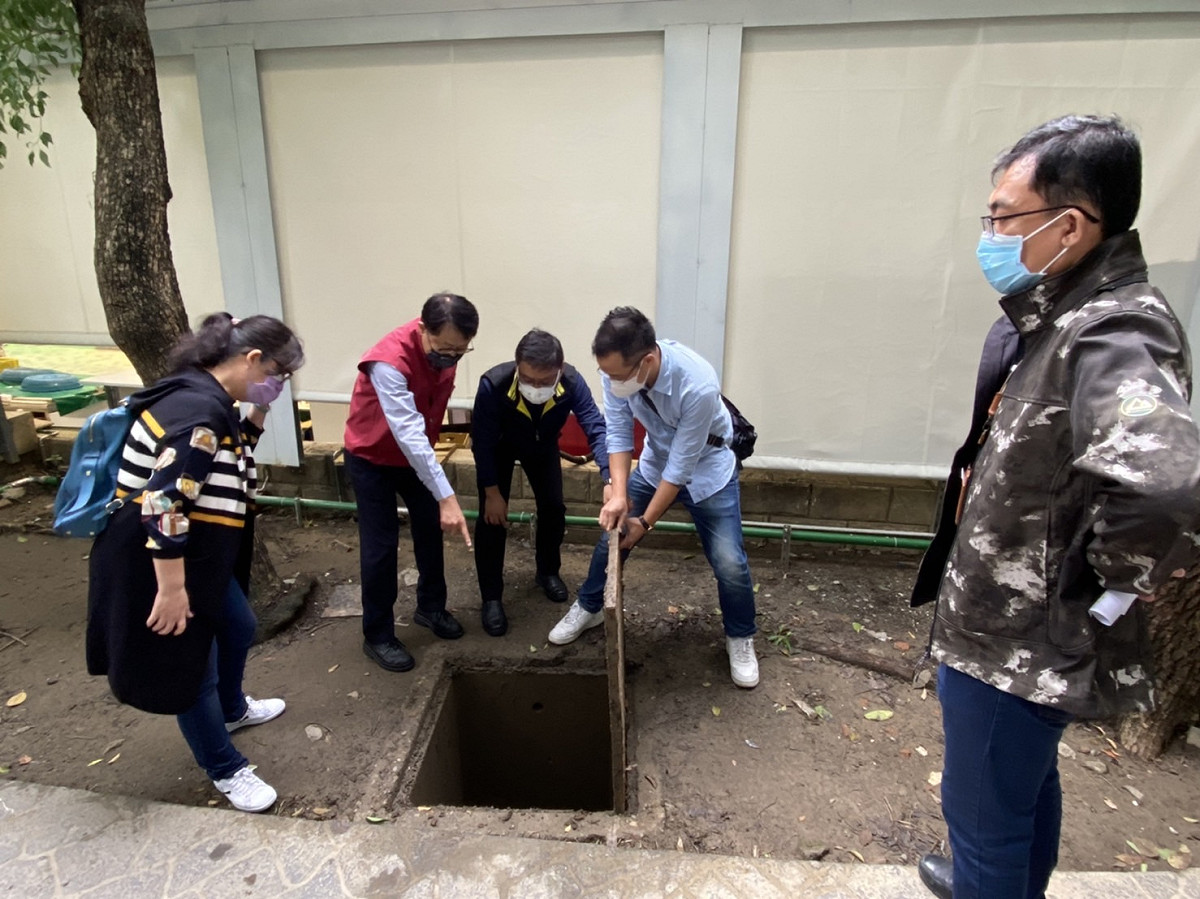 陳純敬（左2）於111年10月18日率領市府團隊並邀請技師共同勘查樹林保安市場臨側公園排水系統。 圖：新北市市場處提供