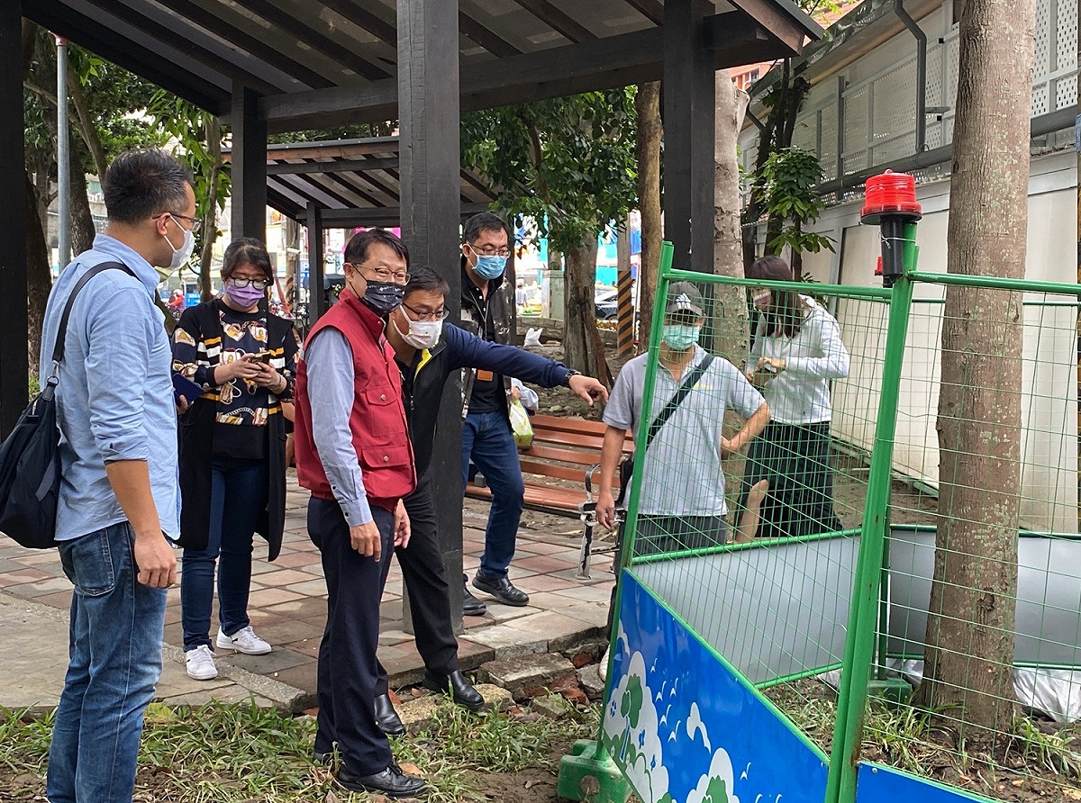 陳純敬（左2）表示，將針對樹林保安市場臨側公園排水系統辦理優化方案，規劃新設雨水集水井，提高原設施6倍容量。 圖：新北市市場處提供