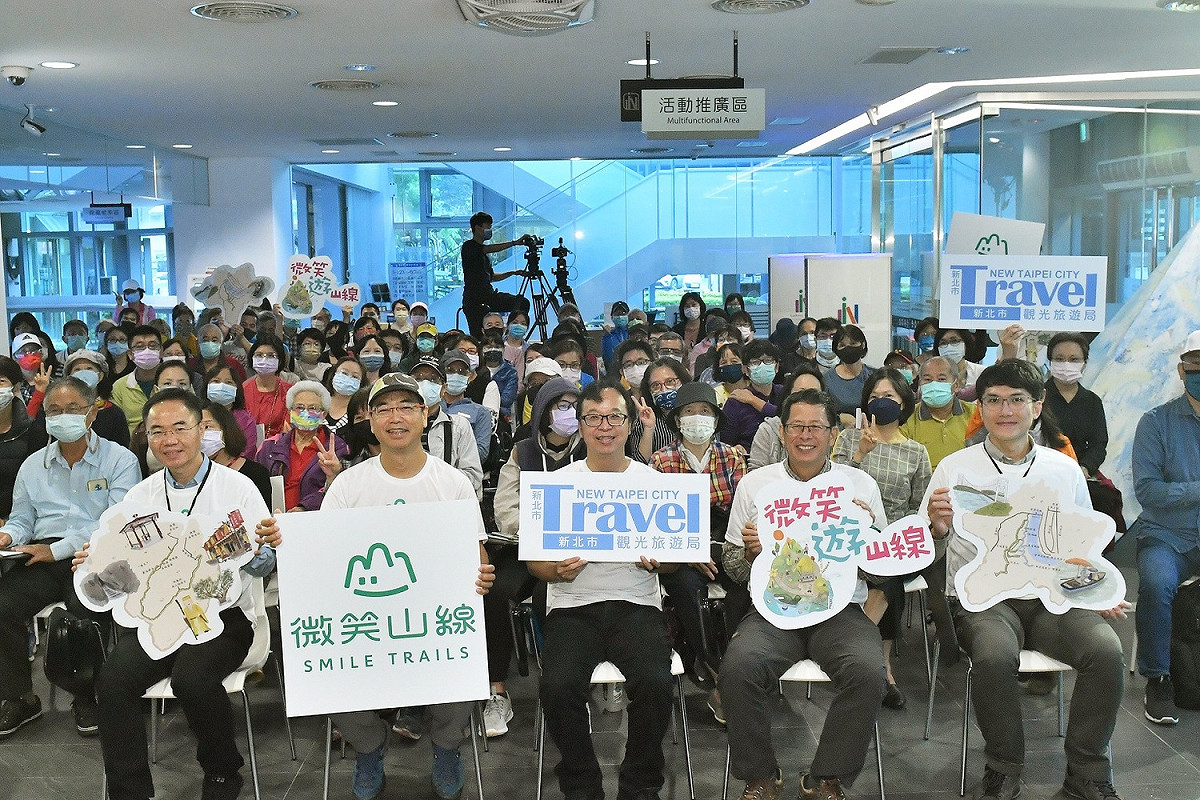 中和x新店微笑山線帶路人分享會開場合影。 圖：新北市觀旅局提供