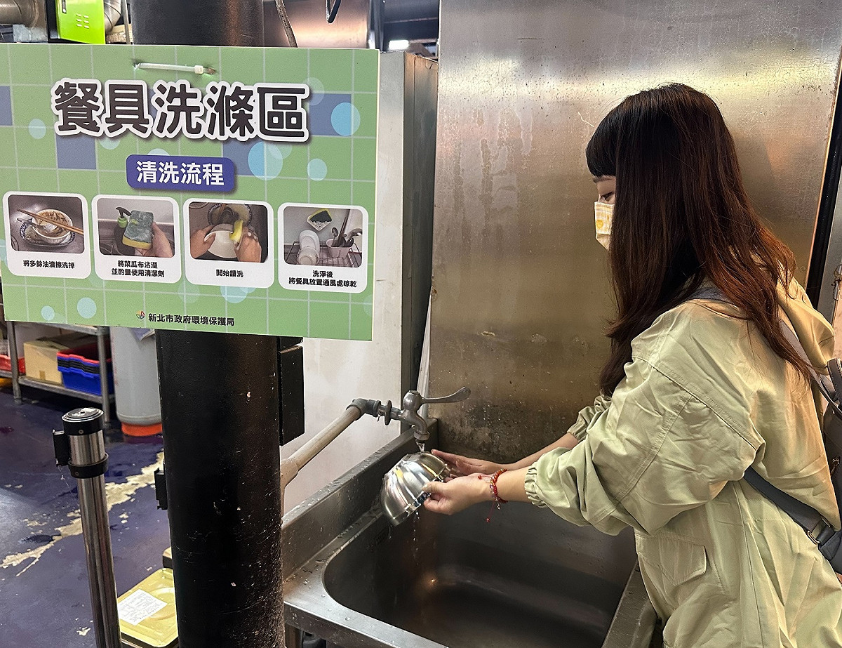 樹林興仁花園夜市設有7處公共洗滌區供民眾清洗餐具。 圖：新北市環保局提供
