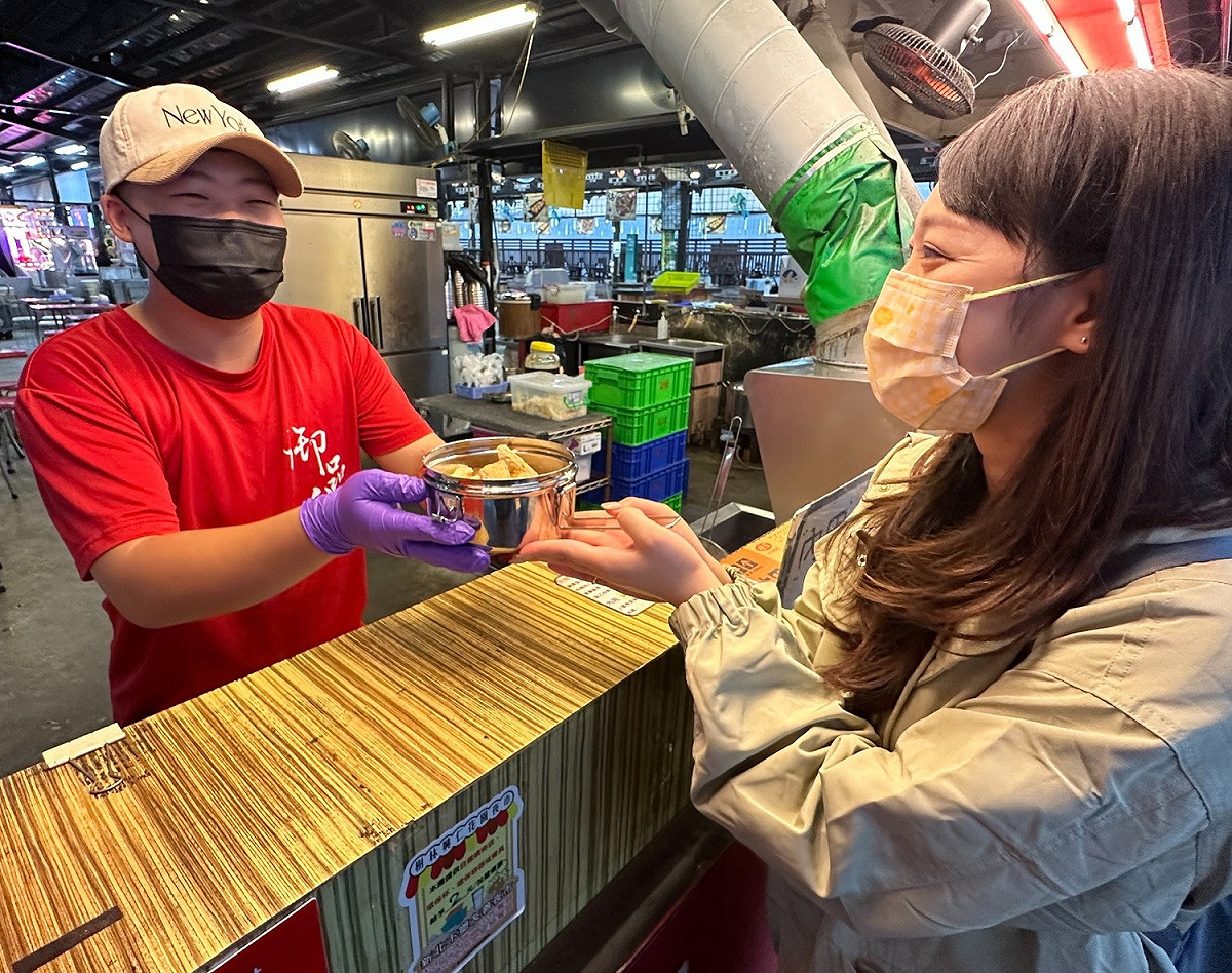 「樹林興仁花園夜市」使用重複清洗餐具。 圖：新北市環保局提供