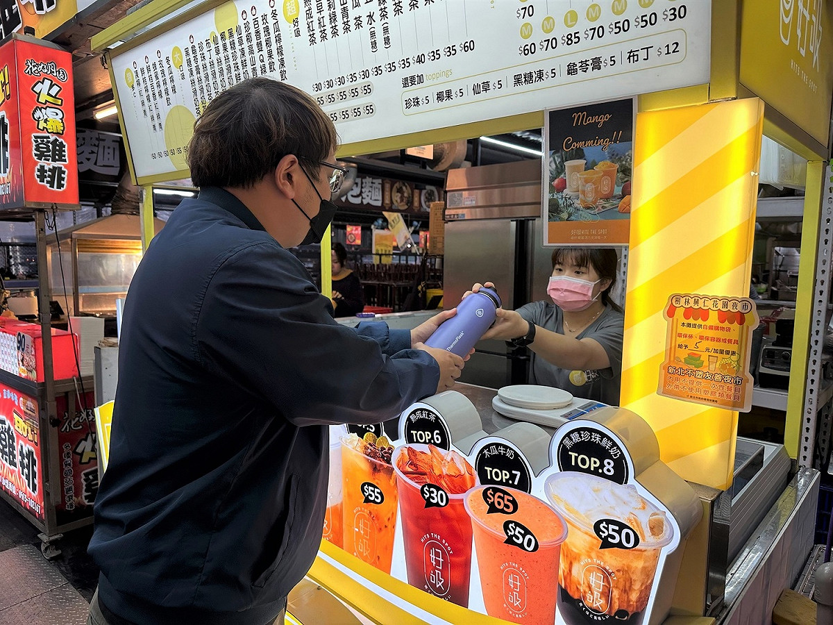 民眾自備環保用具至樹林興仁花園夜市消費，可享加量或減價優惠。 圖：新北市環保局提供