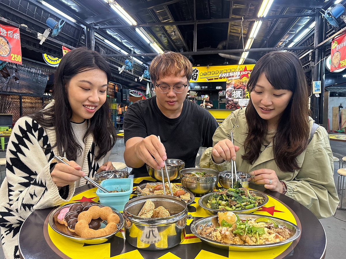 即(18)日起至11月15日參加環保夜市票選活動後，可獲得樹林興仁花園夜市30元現金消費券，更有機會抽中五星級住宿券、1000元禮券等多項好禮。 圖：新北市環保局提供