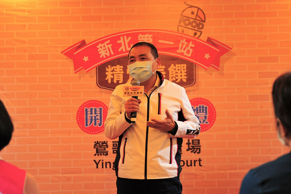 侯友宜表示，鶯歌美食廣場是以鶯歌公有零售市場2樓閒置空間進行改造，將鶯歌陶瓷文化與現代美食主題結合，提供觀光飲食服務機能，打造鶯歌新地標。 圖：新北市市場處提供