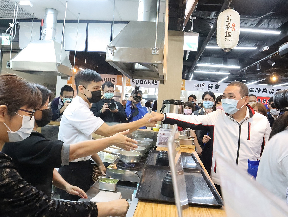鶯歌美食廣場引進甜點輕食、中式及異國料理，以紅磚、花磚妝點共食區、打卡牆及親子用餐區。 圖：新北市市場處提供
