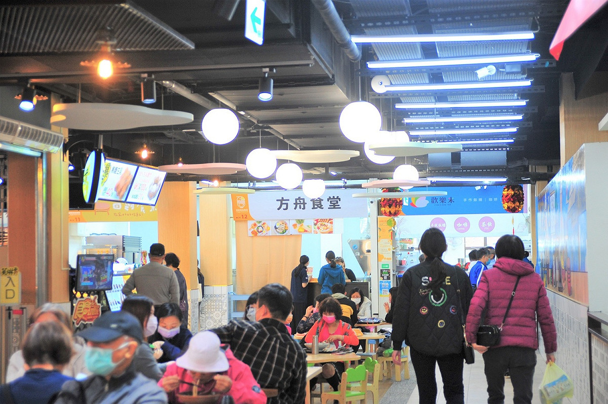 鶯歌美食廣場內部導入空調、油煙及污水處理系統並設置無障礙廁所及哺乳室等設施，且新設電梯方便上下樓。 圖：新北市市場處提供