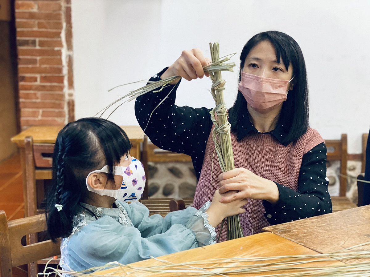 在程氏古厝舉辦的「公司田溪生活市集」活動，推出親子草刀DIY，一同體驗農家樂。 圖：淡水古蹟博物館提供