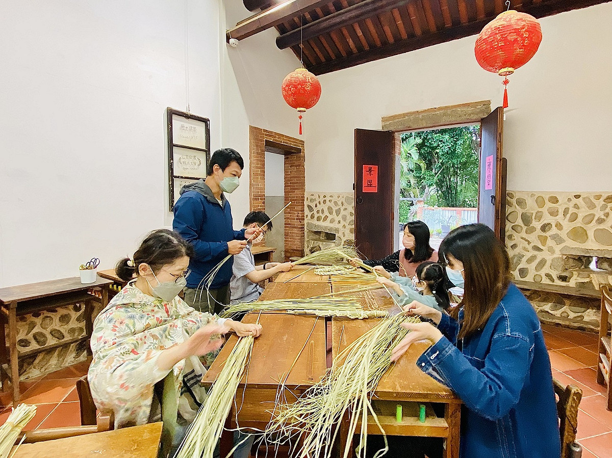 淡水古蹟博物館與新北市淡水休閒農業協會合作，10月22日、23日在程氏古厝舉辦「公司田溪生活市集」活動，邀請大家來體驗草刀DIY。 圖：淡水古蹟博物館提供
